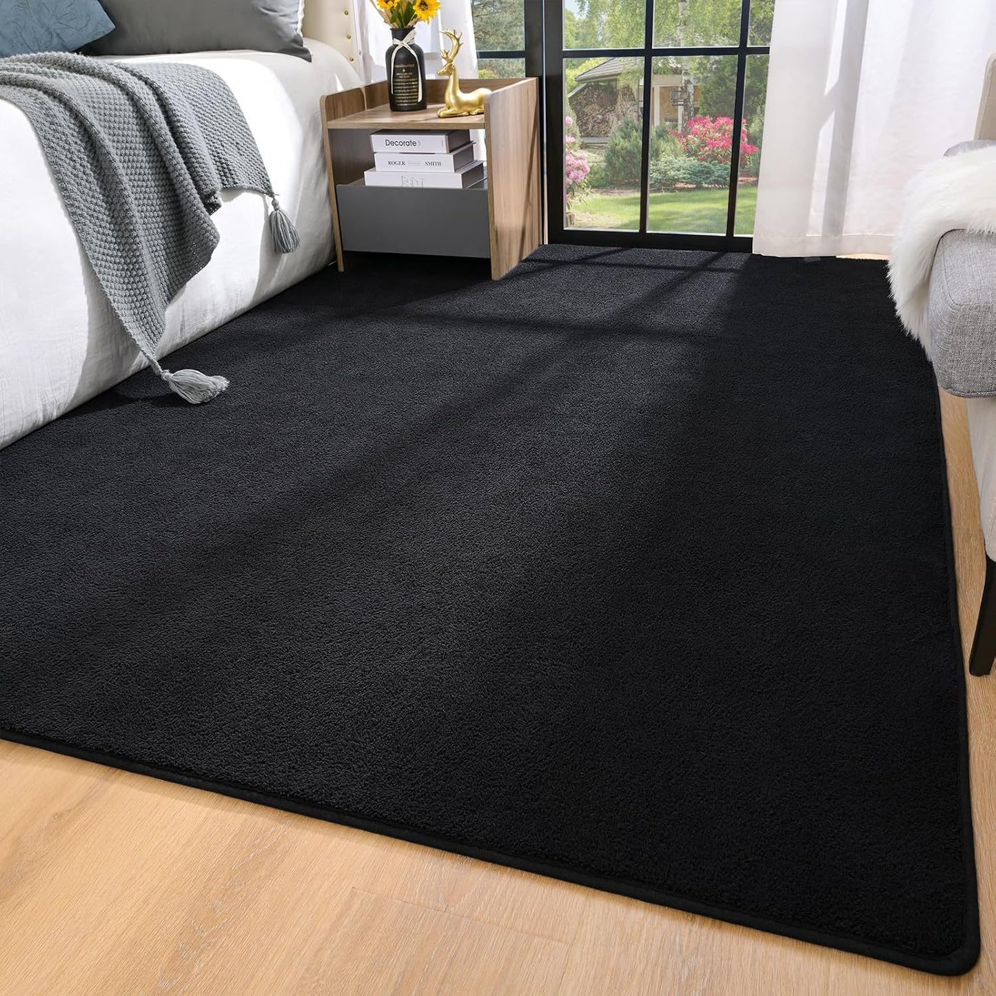 Elegant modern black area rug 100x160 cm
